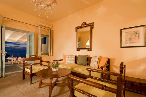 Wohnzimmer mit Sofa, Tisch und Blick auf Terrasse in Andromeda Villas
