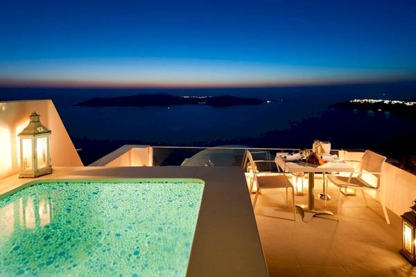 Terrasse mit Pool und Aussicht auf das Meer bei Nacht im Andromeda Villas & Spa Resort.