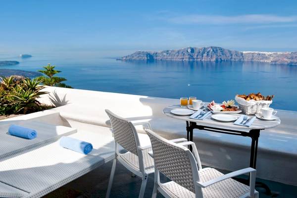 Terrasse mit Meerblick und Frühstückstisch im Andromeda Villas & Spa Resort.