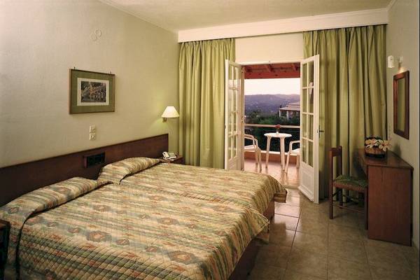 Doppelbett-Zimmer im Nefeli Hotel mit Balkon und Blick auf die Berge