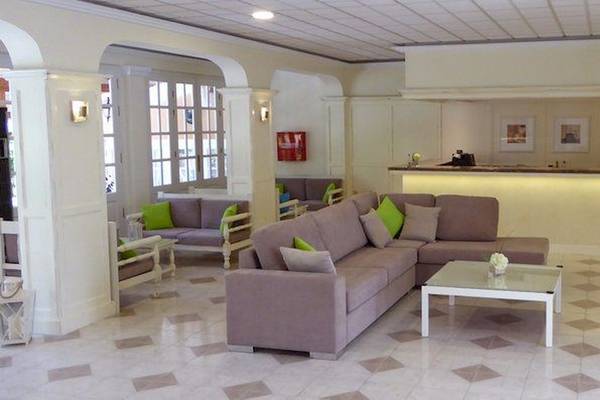 Lobby des Nefeli Hotels mit Sofas, Couchtisch und Rezeptionstresen