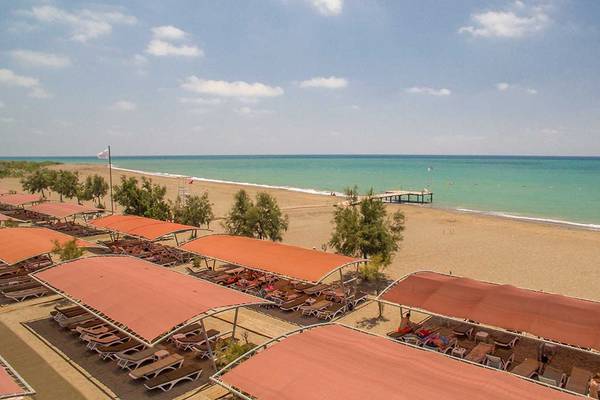 Luftaufnahme des Crystal Paraiso Verde Resorts & Spa mit Blick auf die besonnte Strandlandschaft.