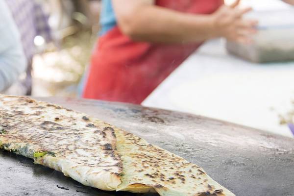 Frischen Teig auf Grill im Crystal Paraiso Verde Resort & Spa