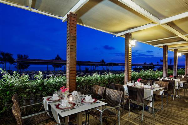 Außenrestaurant des Crystal Paraiso Verde Resort & Spa bei Nacht mit Blick auf den Ozean
