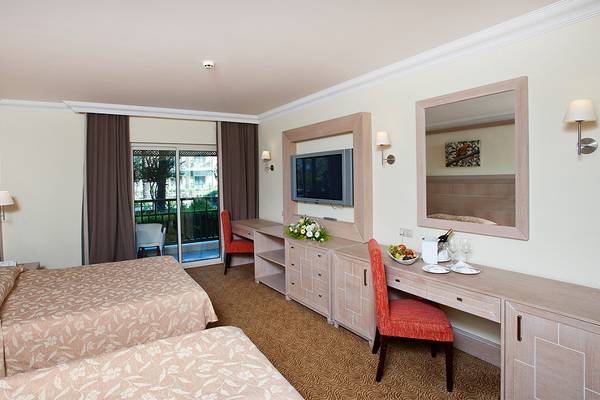 Doppelzimmer im Crystal Paraiso Verde Resort & Spa mit zwei Betten, Schreibtisch, Fernseher und Balkon