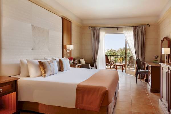 Kempinski Hotel San Lawrenz Malta Zimmer mit Balkon und Gartenblick.