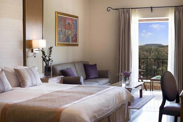 Hotelzimmer im Kempinski Hotel San Lawrenz Malta mit Blick auf die Landschaft.