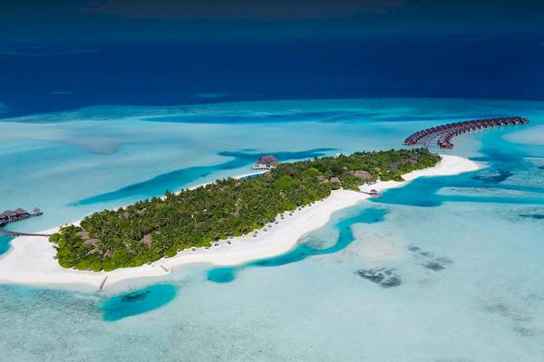 Luftaufnahme des Anantara Dhigu Maldives Resorts mit weißen Sandstränden und blauem Wasser