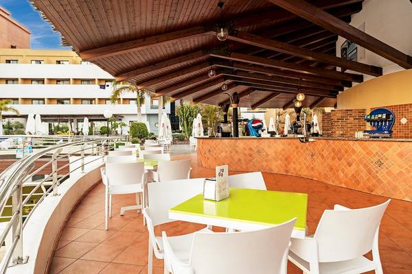 Außenterrasse des AluaSoul Costa Adeje Hotels mit weißen Stühlen und Tischen.