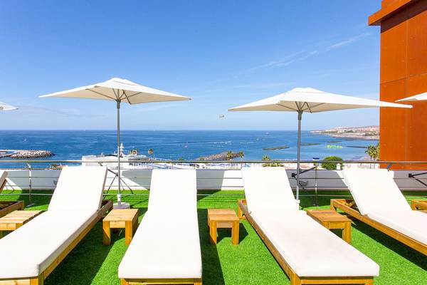 Terrasse im AluaSoul Costa Adeje Hotel mit Blick auf das Meer.