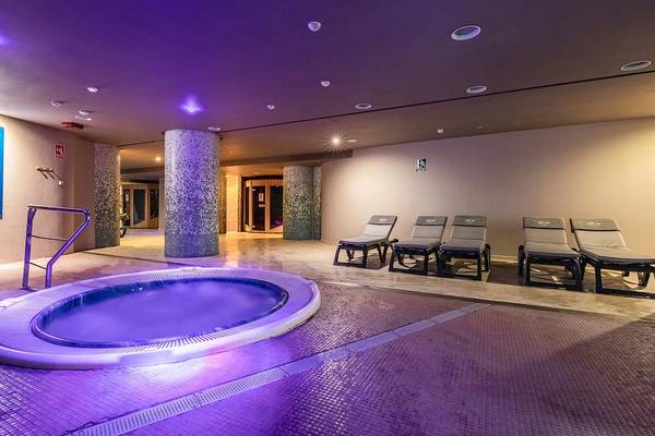 Wellnessbereich im AluaSoul Costa Adeje Hotel mit Whirlpool und Sonnenliegen