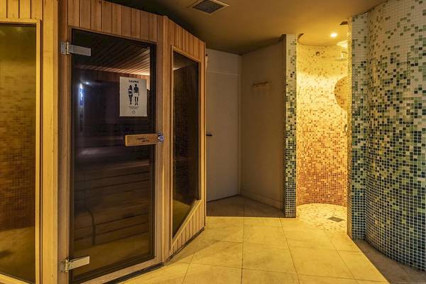 Saunabereich im AluaSoul Costa Adeje Hotel mit offenen und geschlossenen Kabinen.