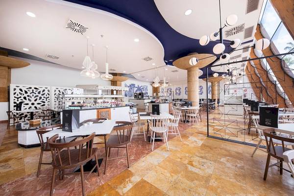 Innenansicht des AluaSoul Costa Adeje Hotels mit modernen Möbeln und hellem Interieur.