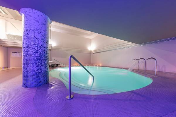 Innenpool im AluaSoul Costa Adeje Hotel mit violettem Licht und Wasserfällen