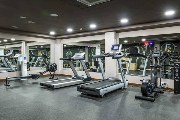 Fitness Center im AluaSoul Costa Adeje Hotel mit mehreren Laufbändern und anderen Geräten.