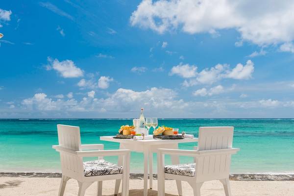 Tisch am Strand im Constance Belle Mare Plage mit Getränken und Essen