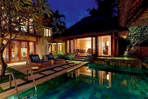 Villa des Constance Belle Mare Plage Hotels bei Nacht mit Pool und Terrasse