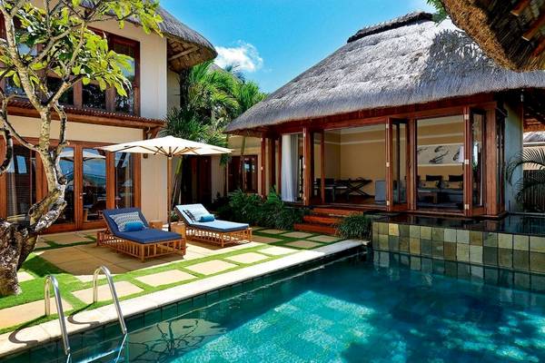 Villa mit Swimmingpool im Constance Belle Mare Plage Hotel