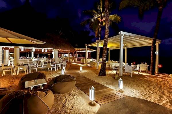 Abendansicht des Restaurants am Strand des Constance Belle Mare Plage Hotels.