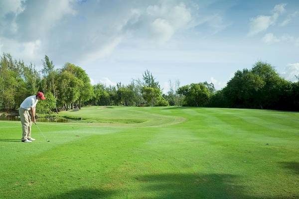 Golfspieler auf dem Golfplatz des Constance Belle Mare Plage Hotels.