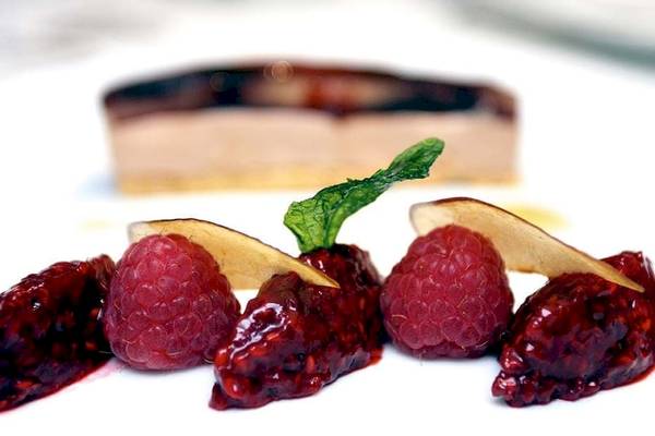 Dessert mit Himbeercreme Brûlée im Constance Belle Mare Plage