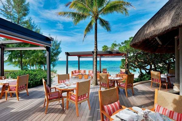 Terrasse des Constance Belle Mare Plage Hotels mit Blick auf den Ozean.