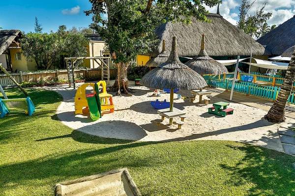 Kinderspielplatz im Constance Belle Mare Plage Hotel mit Sandkasten, Spielgeräten und Überdachungen.