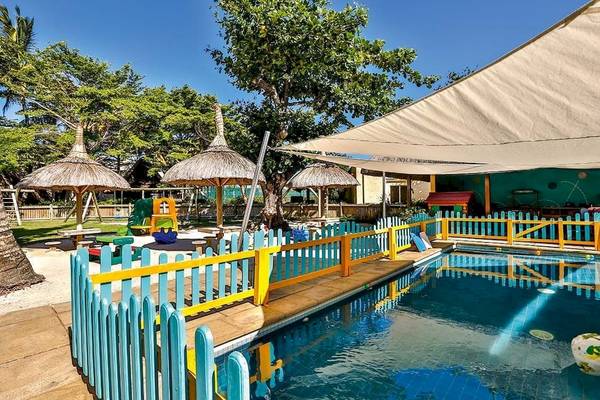 Kinderpool im Constance Belle Mare Plage Hotel mit bunten Zaun und Sonnenschirmen