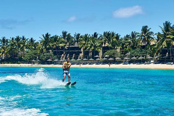 Mann auf dem Wasserski vor dem Constance Belle Mare Plage Hotel