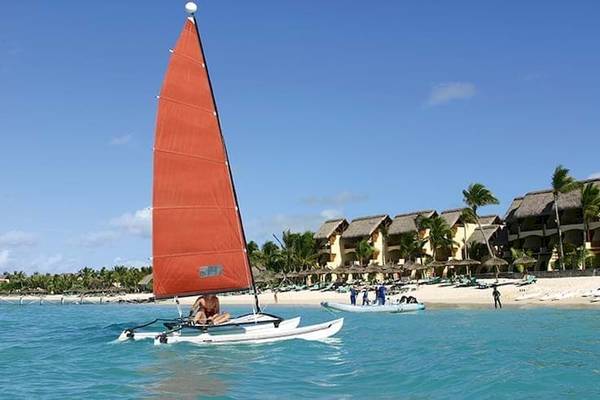 Roter Segelboot vor dem Constance Belle Mare Plage Hotel am Strand