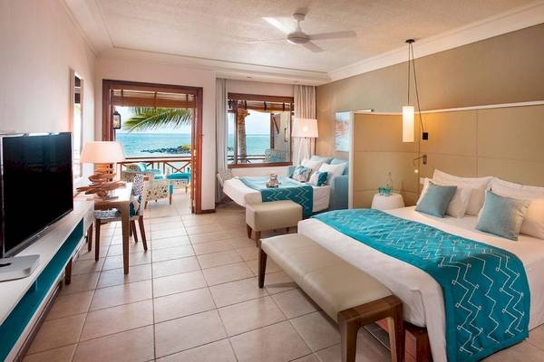 Suite-Zimmer im Constance Belle Mare Plage Hotel mit Meerblick, zwei Betten und moderner Einrichtung.