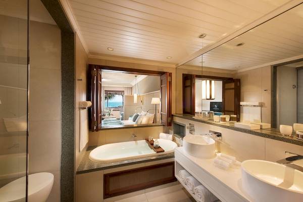 Badezimmer im Constance Belle Mare Plage Hotel mit Badewanne und Meerblick