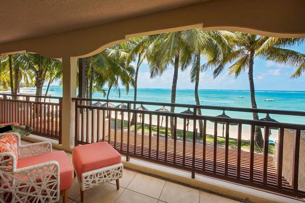 Aussicht vom Balkon des Constance Belle Mare Plage Hotels auf den Strand und das Meer