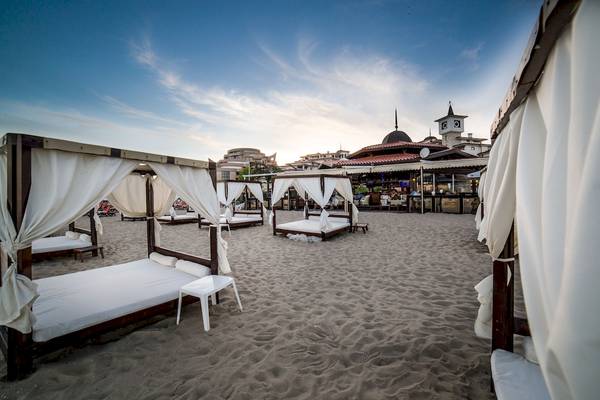 Strandbetten im Freien des Helena Sands Hotels, bedeckt mit weißen Vorhängen