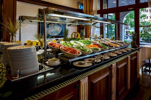 Buffet-Tisch im Helena Sands Hotel mit verschiedenen Salaten und Früchten.