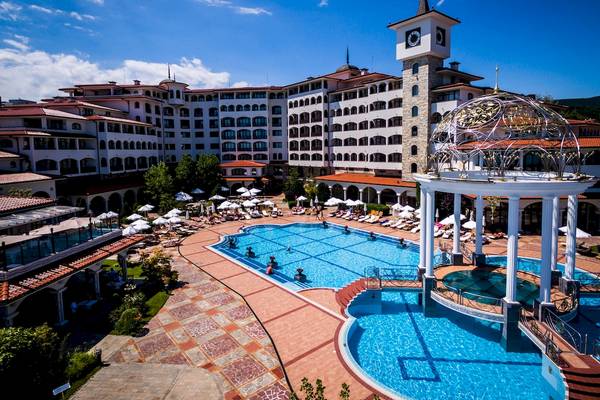 Luftaufnahme des Helena Sands Hotels mit großem Swimmingpool und vielen Sonnenliegen.