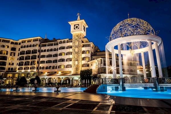 Helena Sands Hotel bei Nacht mit beleuchtetem Turm und Brunnen