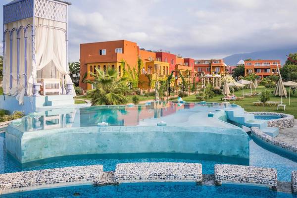 Außenbereich des Orpheas Resorts mit Swimmingpool und Gebäuden im Hintergrund