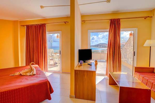 Doppelzimmer im SBH Costa Calma Beach Resort mit Blick auf den Balkon und das Meer