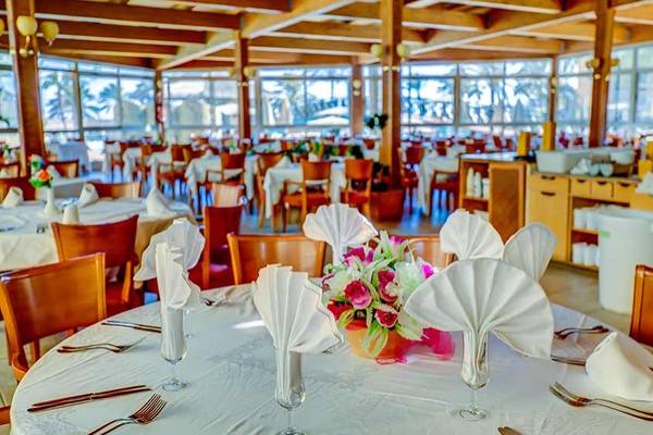 Restaurant im SBH Costa Calma Beach Resort mit gedeckten Tischen und Blick auf den Ozean.