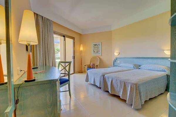 Doppelzimmer im SBH Costa Calma Beach Resort mit zwei Betten, Schreibtisch und Fenstern.