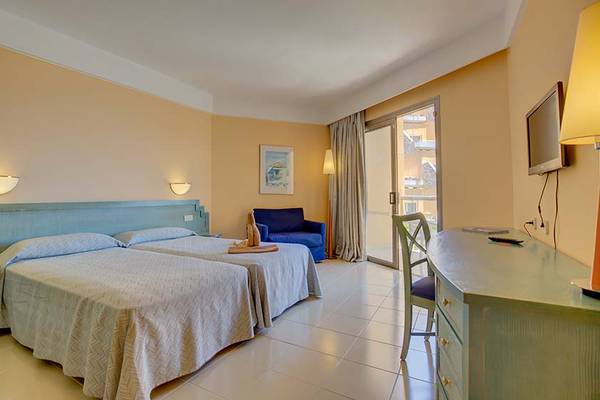 Doppelzimmer im SBH Costa Calma Beach Resort mit zwei Betten, Schreibtisch, Fernseher und Balkon.