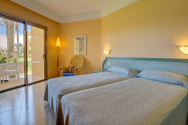 Doppelzimmer im SBH Costa Calma Beach Resort mit zwei Betten und einem Balkon.