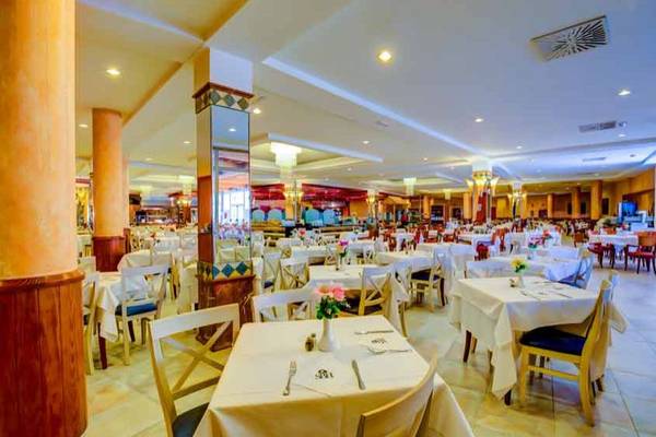 Restaurant im SBH Costa Calma Beach Resort mit gedeckten Tischen und Stühlen.