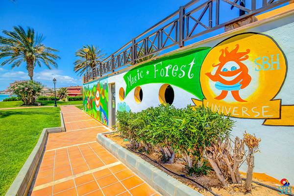 Farbige Wandmalerei am SBH Costa Calma Beach Resort mit bunten Mustern und dem Logo.