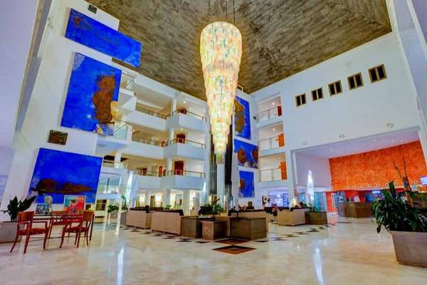Lobby des SBH Costa Calma Beach Resort mit großen Kronleuchter und blauen Wandkunstwerken.