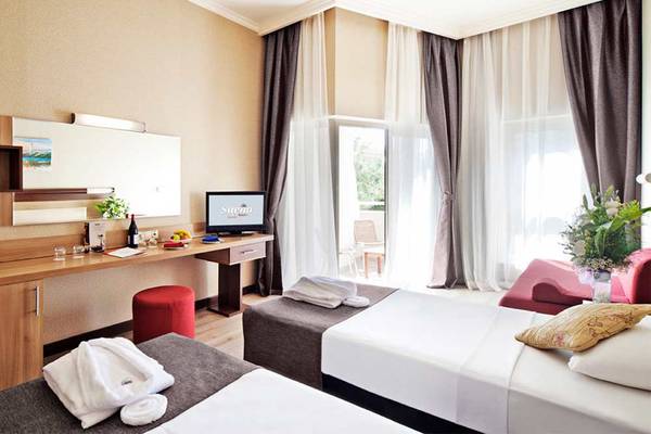 Doppelzimmer im Sueno Hotels Beach Side mit zwei Betten, Schreibtisch und Fernseher