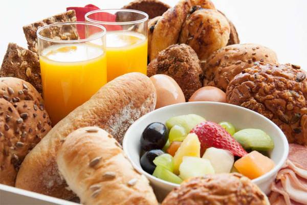 Frühstücksbuffet im Sueno Hotels Beach Side mit verschiedenen Broten, Brötchen, Obst und Getränken.
