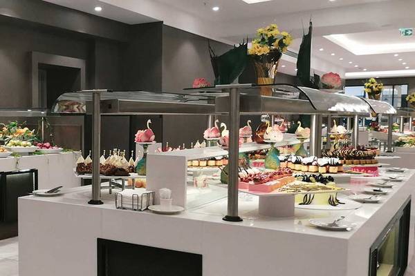 Buffet im Sueno Hotels Beach Side mit verschiedenen Desserts und Früchten.