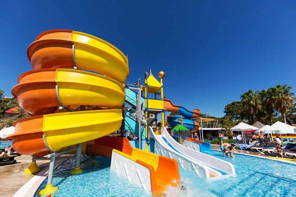 Wasserrutsche im Sueno Hotels Beach Side mit mehreren Rutschen und Schwimmbecken.